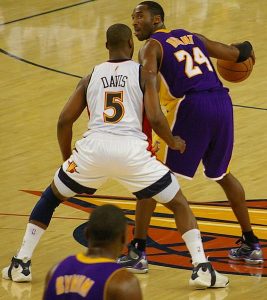 Baron Davis wears a knee compression sleeveguarding Kobe Bryant during basketball. Courtesy of Kobe Bryant Wikimedia commons